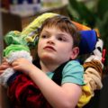Clément et l'écharpe sensorielle Hop Toys