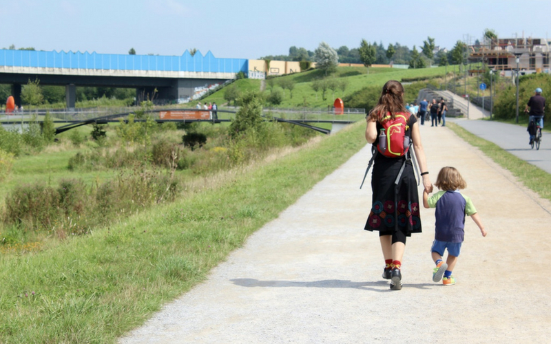 Une mère et sa fille marchent