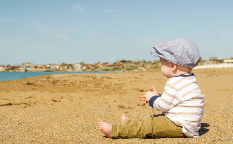 Un bébé joue sur la plage