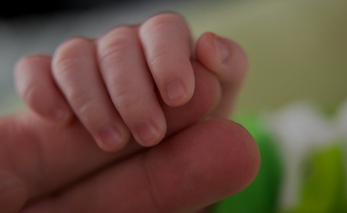 mano de un bebé antes de cortarle las uñas