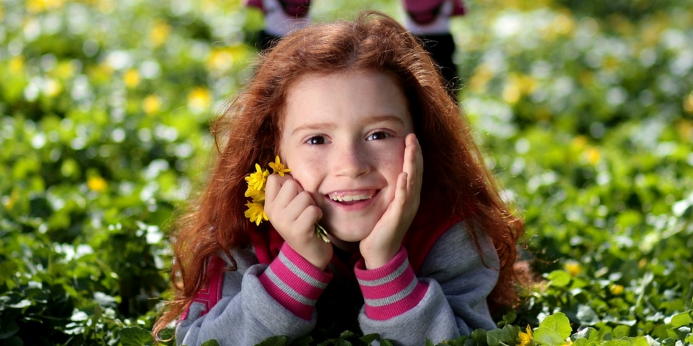 Fille dans l'herbe