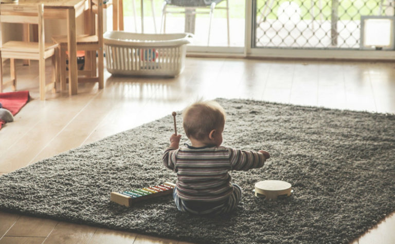 Un enfant joue sur un tapis