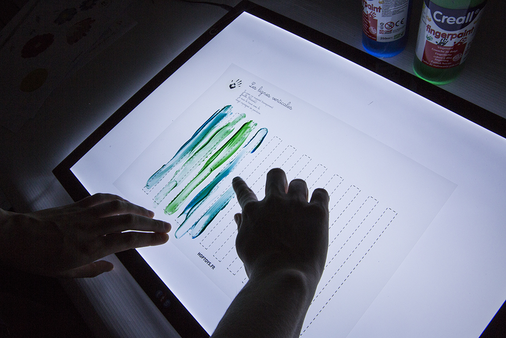 Des pistes graphiques avec de la peinture à doigts