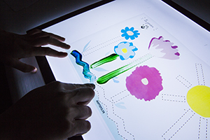 pistes de graphisme avec de la peinture à doigt