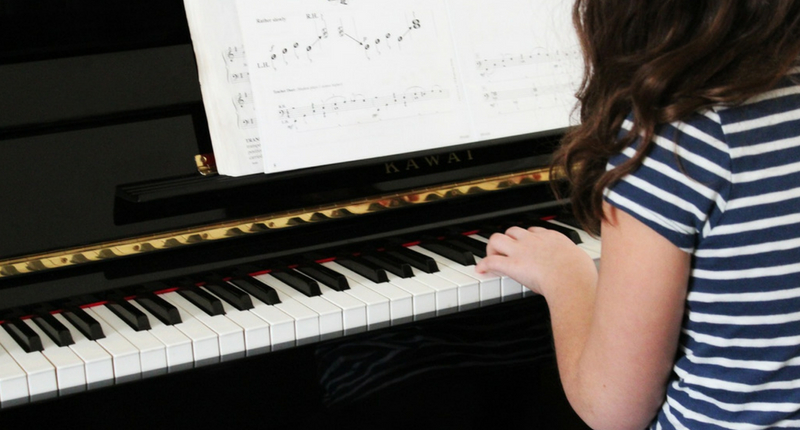 Un enfant joue du piano