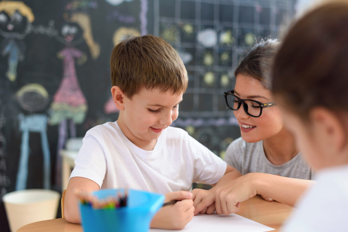 Enfants qui travaillent en classe