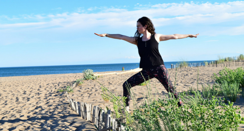 Nadège fait du yoga sur la plage