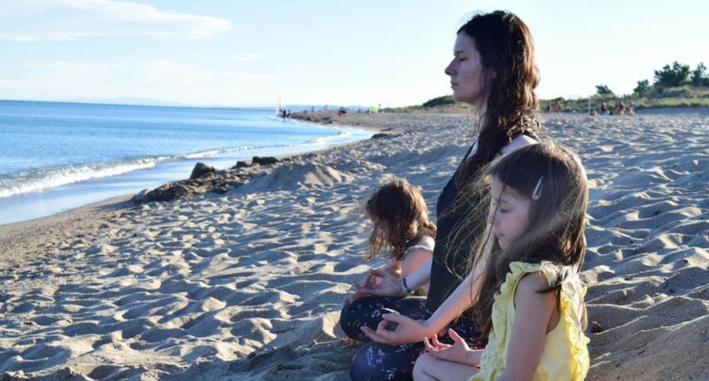 Adultes et enfants font du yoga