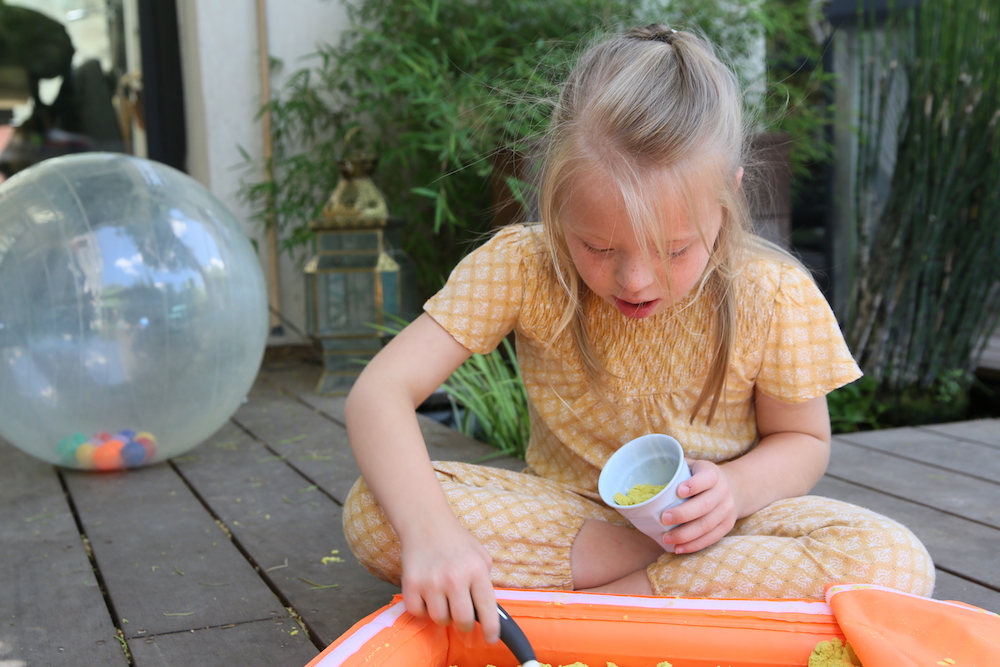 Un jardin sensoriel avec des sables magiques pour les enfants