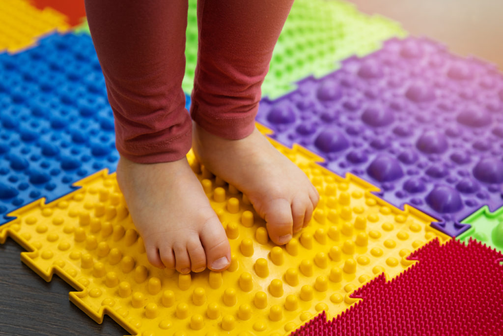 Enfant sur tapis sensoriel Senso