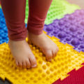 Enfant sur tapis sensoriel Senso
