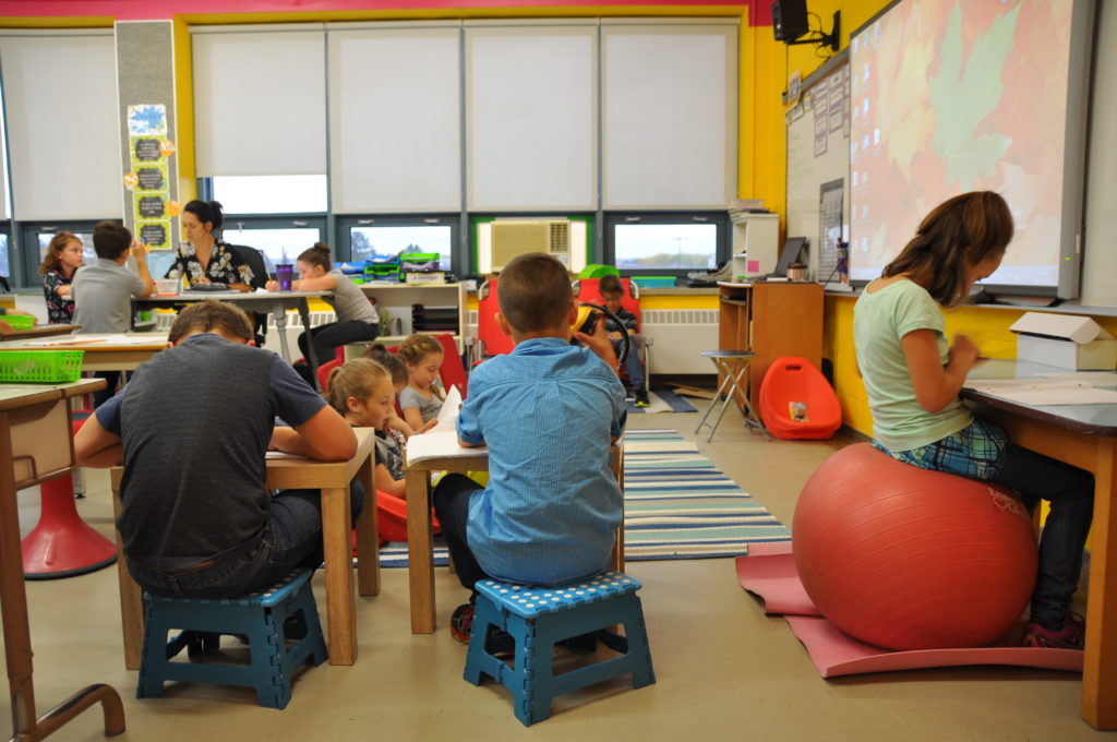 Des élèves dans une classe flexible