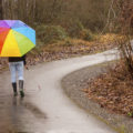 Une personne marche avec un canne sur une route