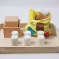 Un plateau Montessori pour l'odorat et le toucher