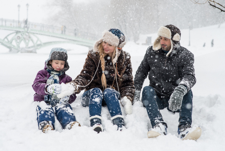 Famille Noël dans la neige