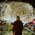 Une femme regarder des décorations de Noël