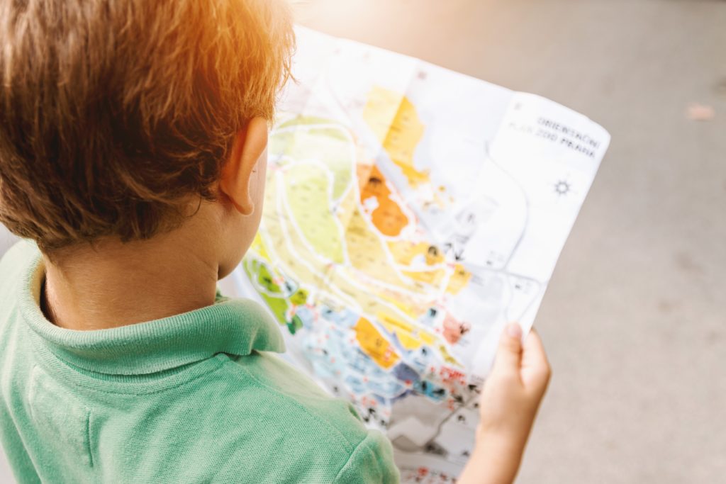 enfant qui regarde une carte de voyage