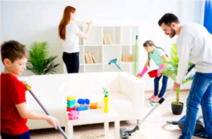 Une famille nettoie un salon