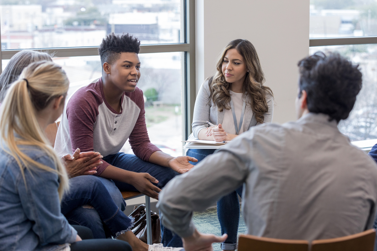 un groupe de travail avec des adolescent