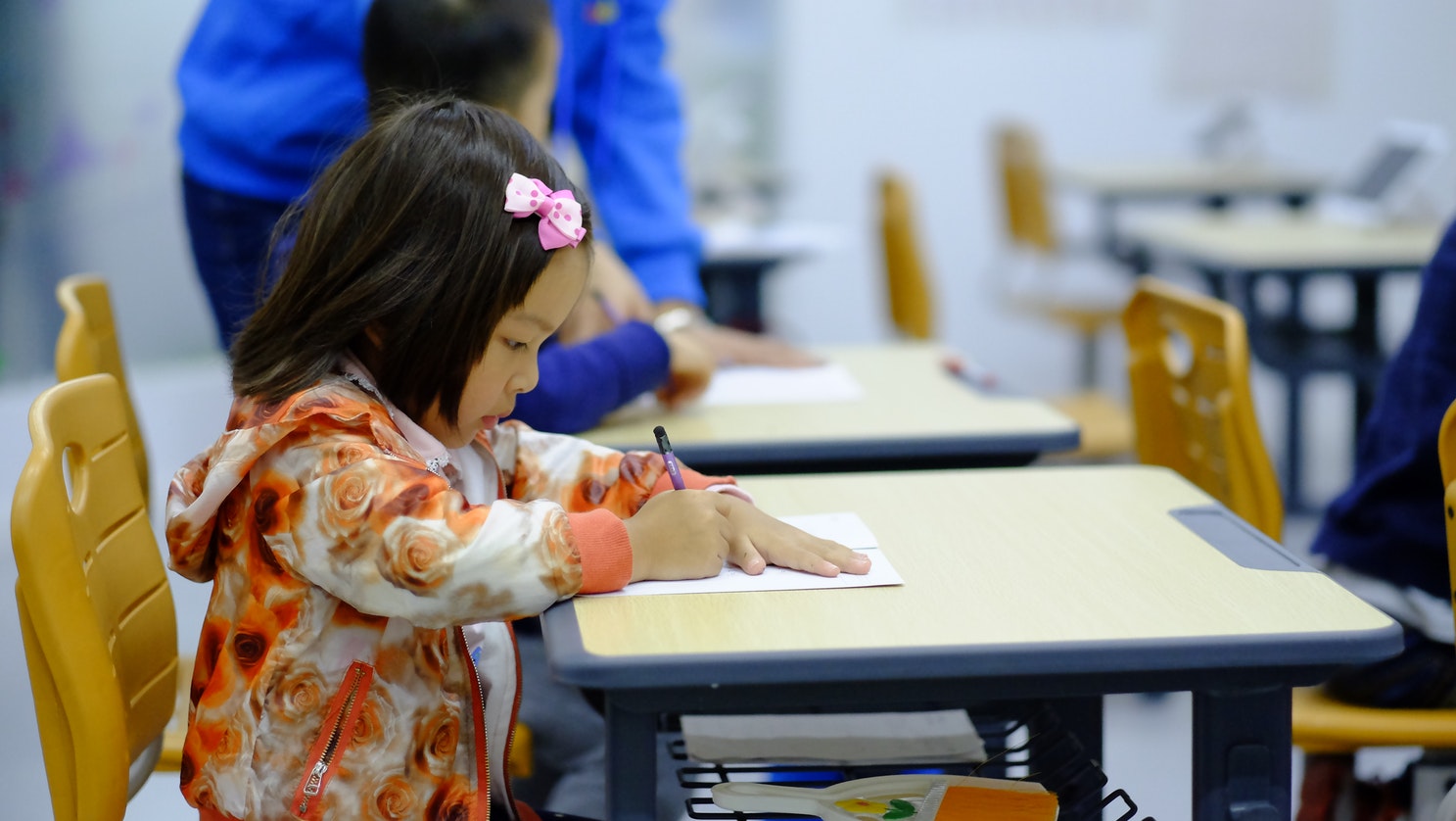 enfant qui travaille seule en autonomie