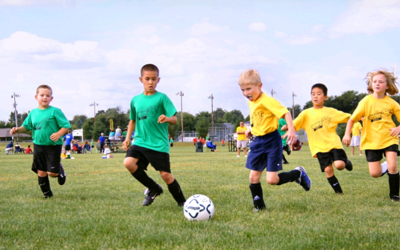 Des enfants jouent au foot