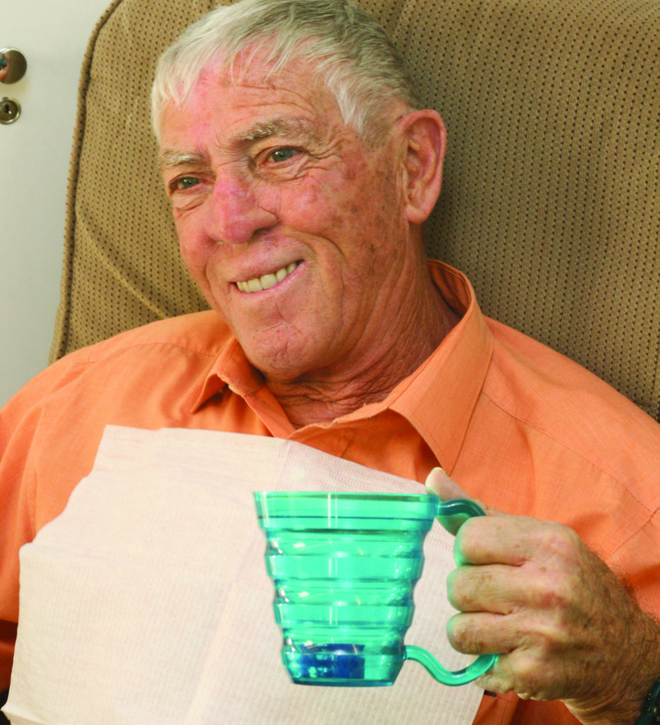 Une personne âgée tient une tasse