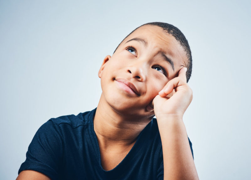 Un enfant qui réfléchit