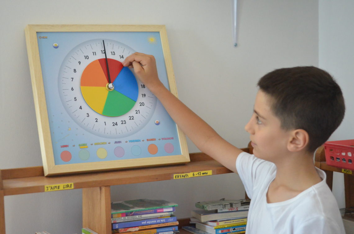 Enfant utilisant l'horloge pour marquer le temps