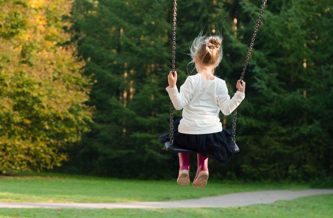 petite fille sur une balançoire