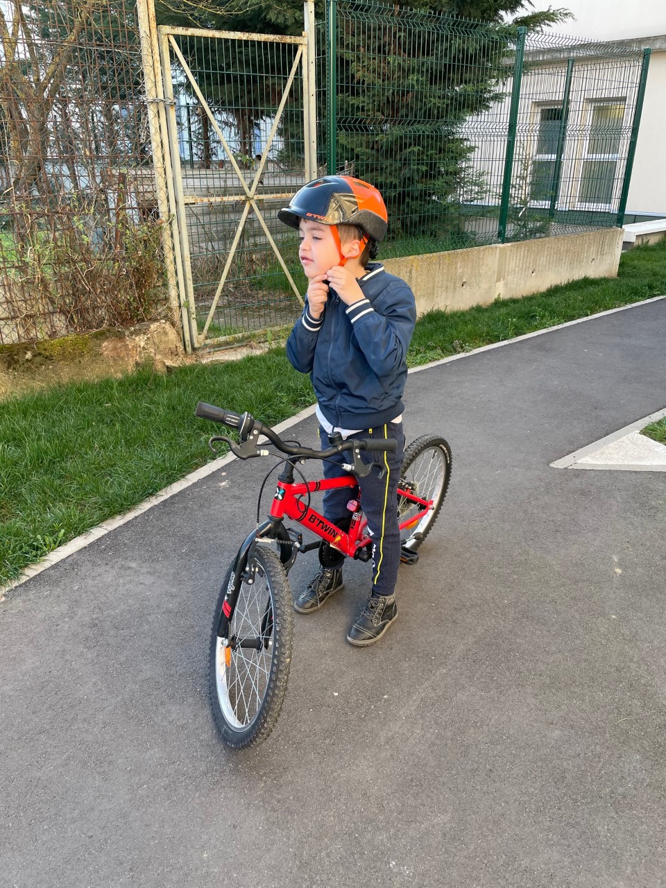 Un petit garçon apprend à faire du vélo lors d'une séance en ergothérapie