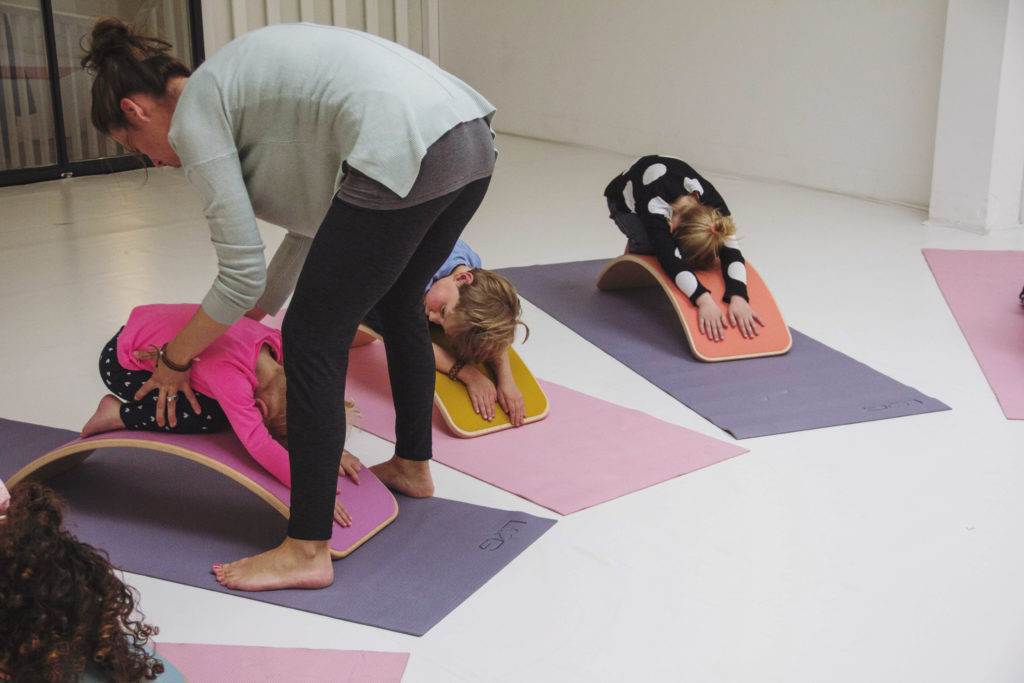 yoga sur planche wobbel