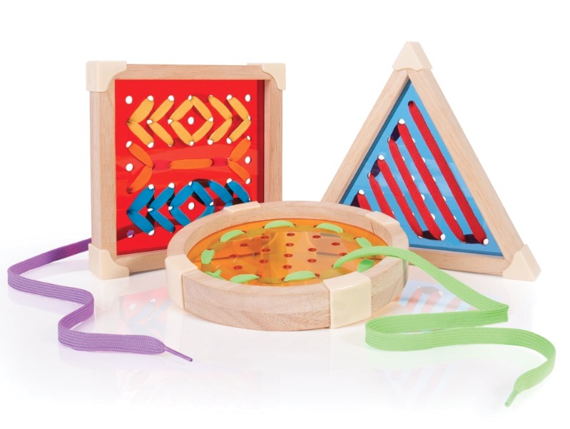 Des laçages aux formes géométriques pour la motricité fine adaptés aux enfants avec déficience visuelle
