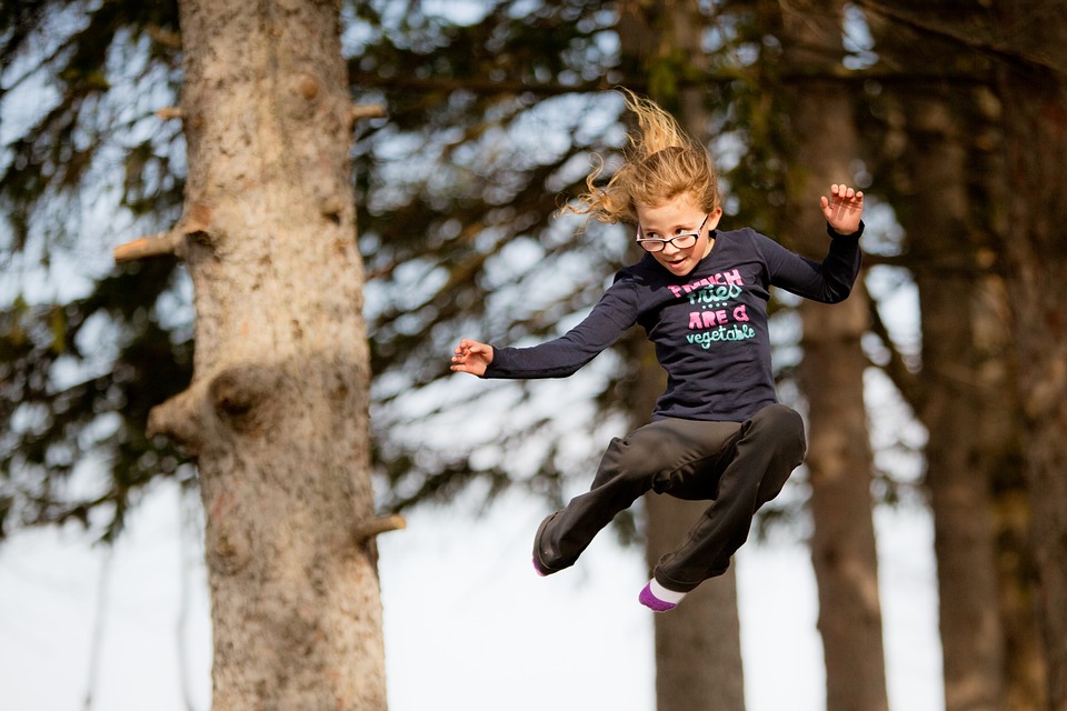 Le trampoline, nettement moins dangereux à la maison que dans les