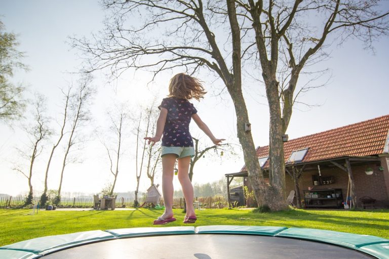 Trampoline dangers et solutions Blog Hop'Toys