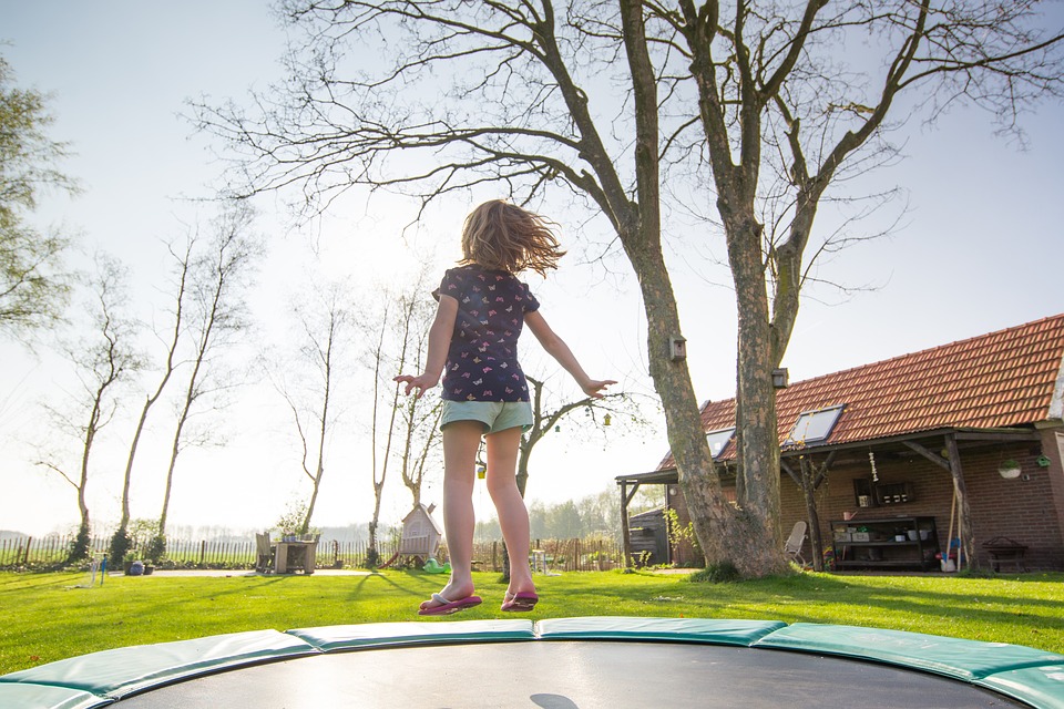 Camas elásticas: qué riesgos tienen para los niños y cómo evitar accidentes