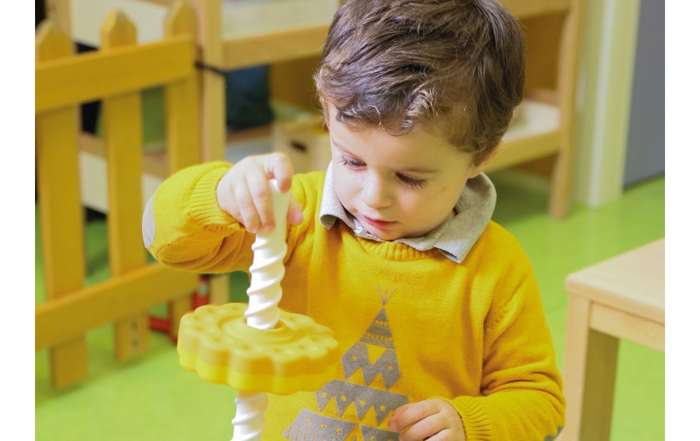 Enfant qui joue avec un Spinagain