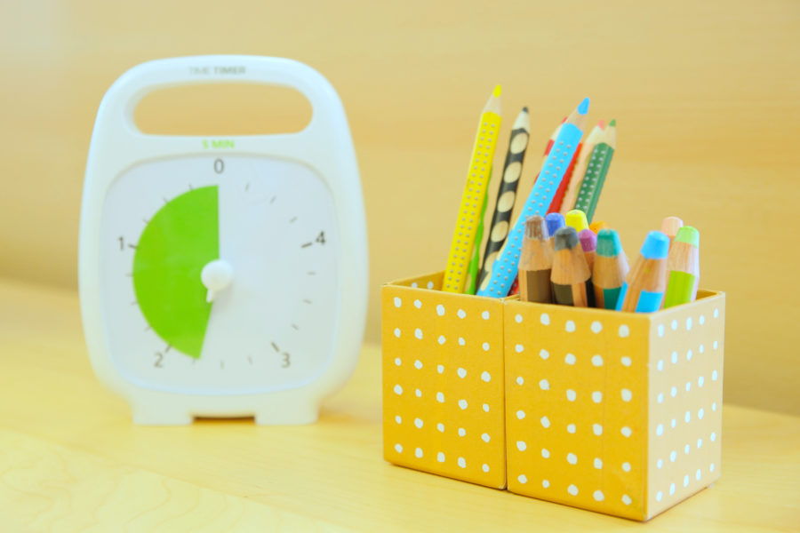 Préparation des activités avec un time timer et des crayons