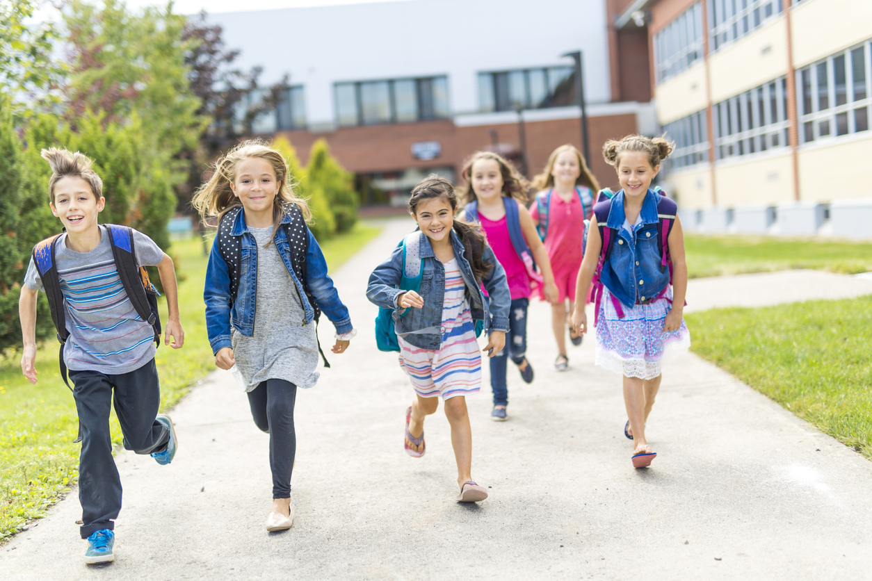 Enfants qui vont à l'école