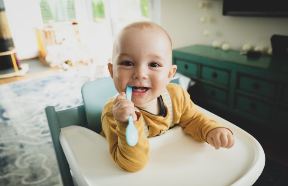 Un bébé heureux de manger