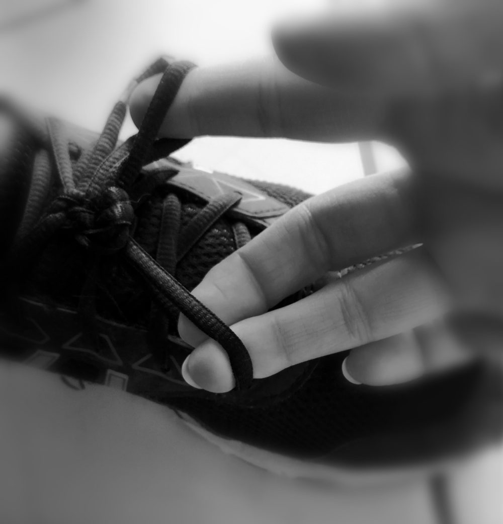 Lacets, aidant faisant les lacets d'une chaussure