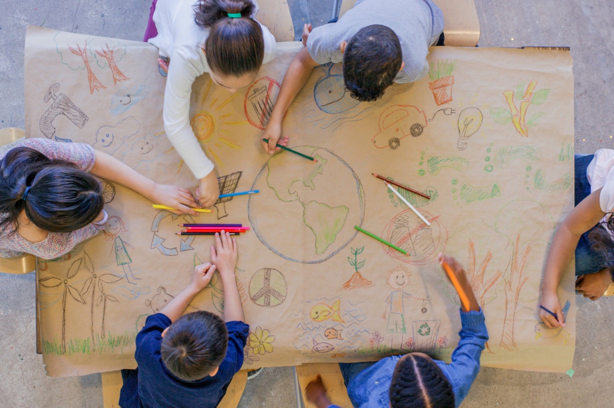 Des enfants dessinent sur une toile 