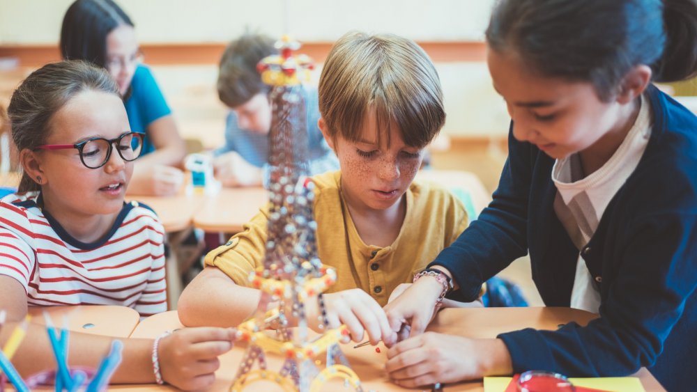 Des enfants construisent une tour