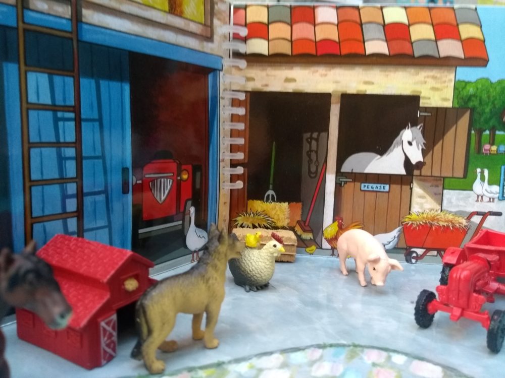 Des figurines pour créer une histoire à la ferme.