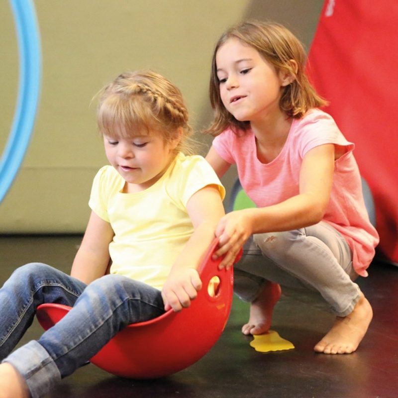 Deux filles s'amusent avec le jeu Bilibo