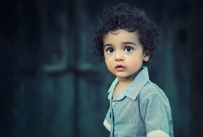 un enfant apprend l'estime de soi