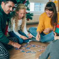 famille jouant à noël