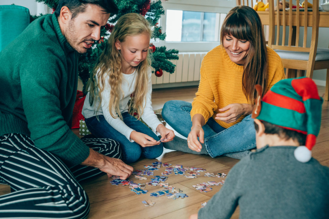 famille jouant à noël