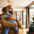 Un papa rassure son bébé