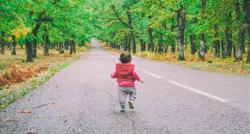 Un enfant court dans la forêt