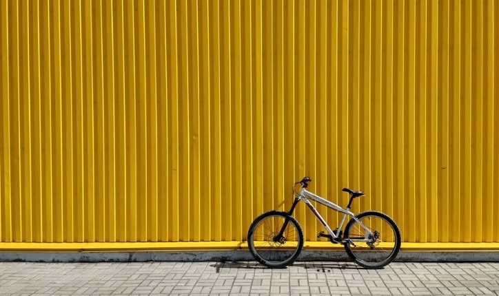 Un vélo contre un mur jaune